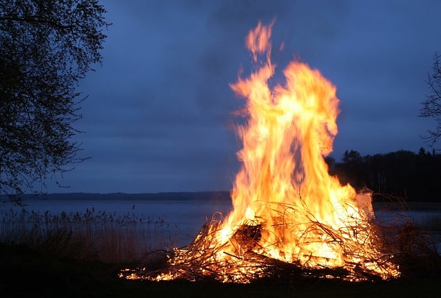 Bål, Flammer og Varme: Oplev Udendørs Hygge i Danmark